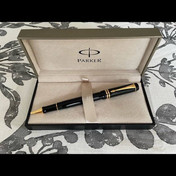 Parker Duofold Black and Gold Rollerball Pen - Picture 5 of 6